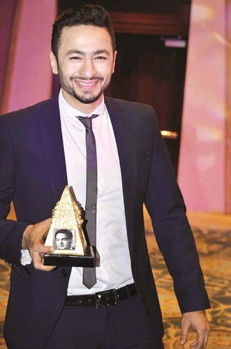 حمادة هلال وابتسامة لعدسة الأنباء		(سيد عبد ربه)﻿