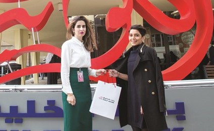 منال بركات تسلم الجائزة لإحدى الفائزات ﻿