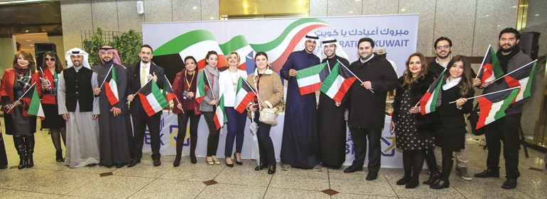 موظفو البنك الأهلي الكويتي خلال الاحتفال بالأعياد الوطنية﻿