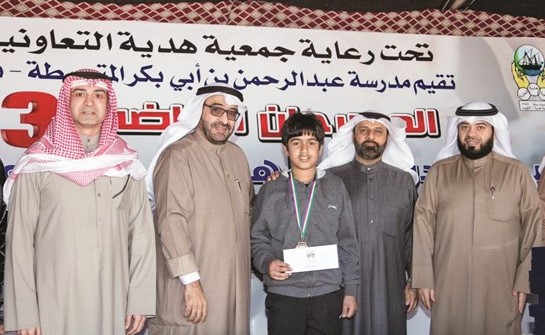 فايز المطيري وعادل الراشد خلال تكريم أحد الفائزين﻿
