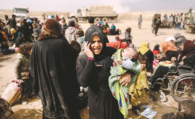مئات المدنيين خلال نزوحهم من غرب الموصل عقب دخول القوات العراقية وتحرير بعض المدن(رويترز)﻿