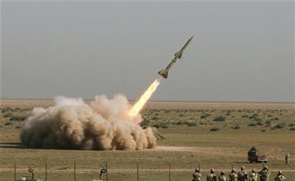 البحرية الإيرانية تختبر صاروخ كروز محلي الصنع