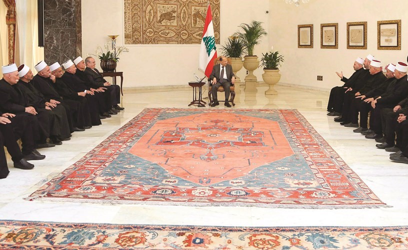 الرئيس العماد ميشال عون مستقبلا الوزير السابق وئام وهاب مع وفد من مشايخ الدروز في بعبدا 	(محمود الطويل) ﻿