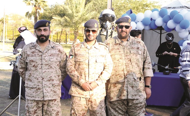 الرائد ناصر العتيبي متوسطا عناصر القوة البحرية المشاركة في المعرض﻿