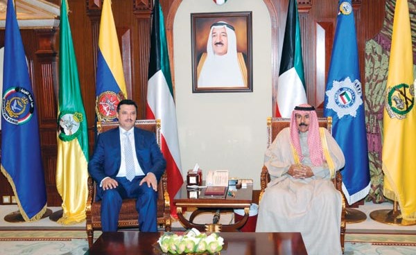 سمو ولي العهد الشيخ نواف الأحمد مستقبلا وزير الصحة د.جمال الحربي أمس