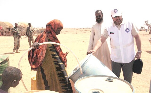 جانب من جهود الهلال الأحمر في توزيع المياه للقرى الصومالية ﻿