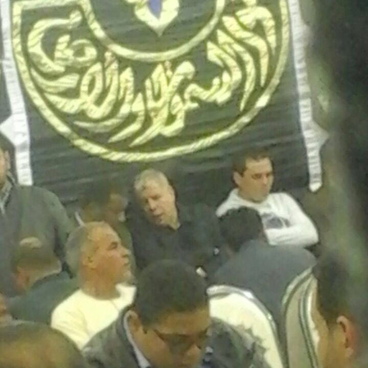 بالفيديو.. مشاركة كبيرة لنجوم الكرة المصرية في عزاء والد أبو تريكة