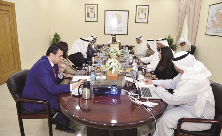 الفريق أول م.الشيخ أحمد النواف خلال اجتماعه مع م.أحمد المنفوحي وقياديي البلدية﻿