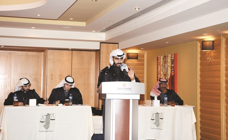 أحد الطلبة مترافعا ﻿