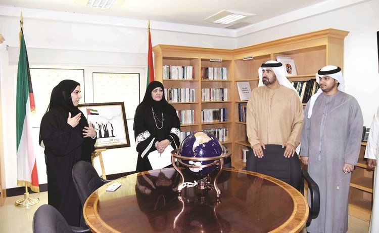السفير الإماراتي خلال جولة في المكتبة ﻿
