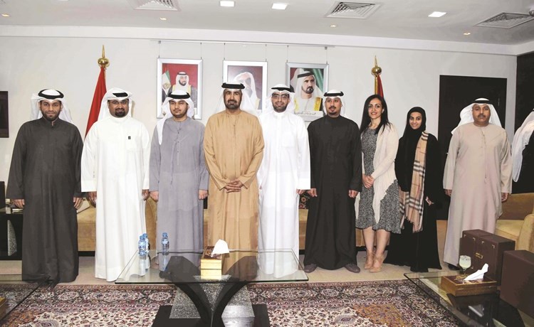 السفير الإماراتي رحمة الزعابي متوسطا الجهات المشاركة في مبادرة بالعربي	 (ريليش كومار) ﻿
