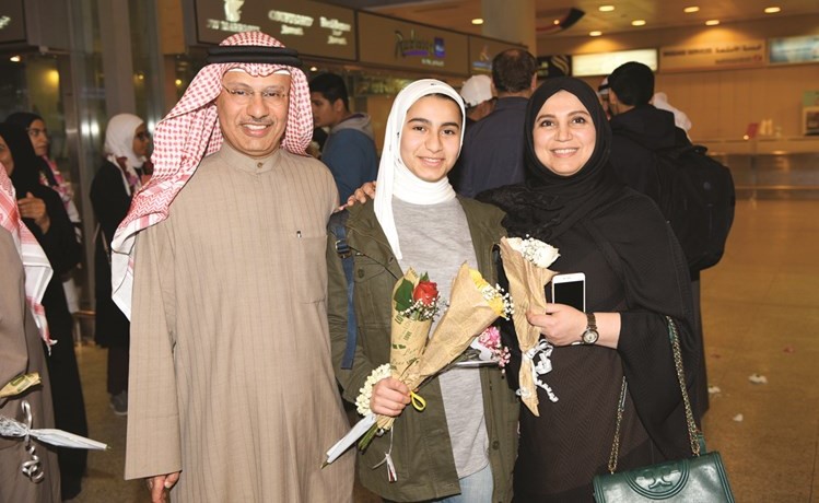 إحدى طالبات روض الصالحين مع ذويها لدى وصولها إلى المطار﻿