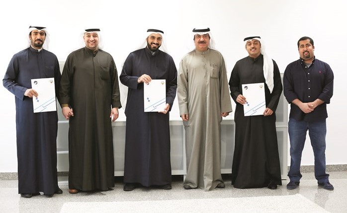 فيصل الصديقي وداود معرفي يتوسطان المبادرين بعد تسليم وثائق القواسم﻿