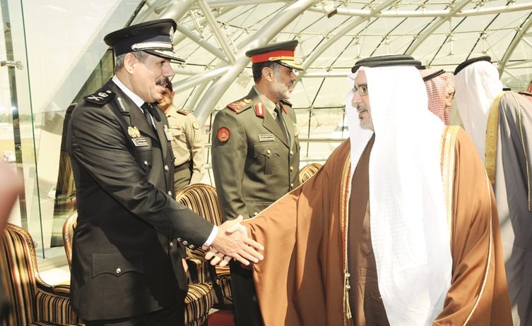 اللواء الشيخ فيصل النواف مصافحا صاحب السمو الملكي الأمير سلمان بن حمد ﻿