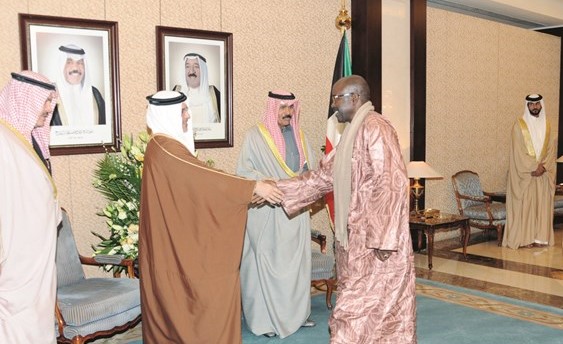 عميد السلك الديبلوماسي عبد الاحد امباكي مصافحا ولي العهد البحريني﻿