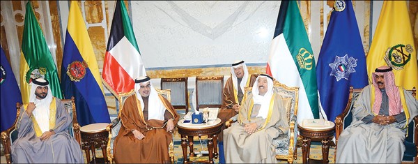 صاحب السمو الأمير الشيخ صباح الأحمد مستقبلا صاحب السمو الملكي الأمير سلمان بن حمد آل خليفة ولي عهد مملكة البحرين بحضور سمو ولي العهد الشيخ نواف الأحمد