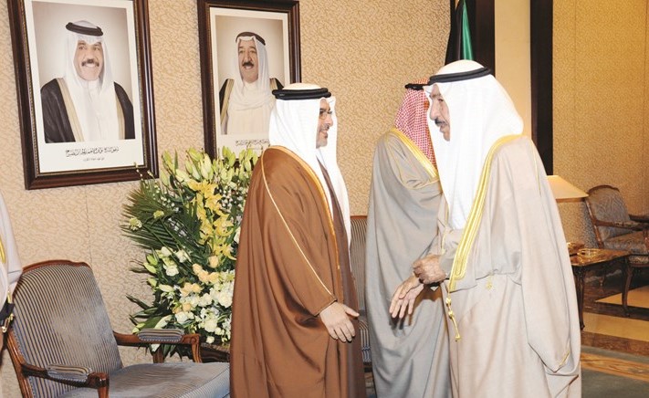 الشيخ جابر العبدالله مصافحا صاحب السمو الملكي الأمير سلمان بن حمد ﻿