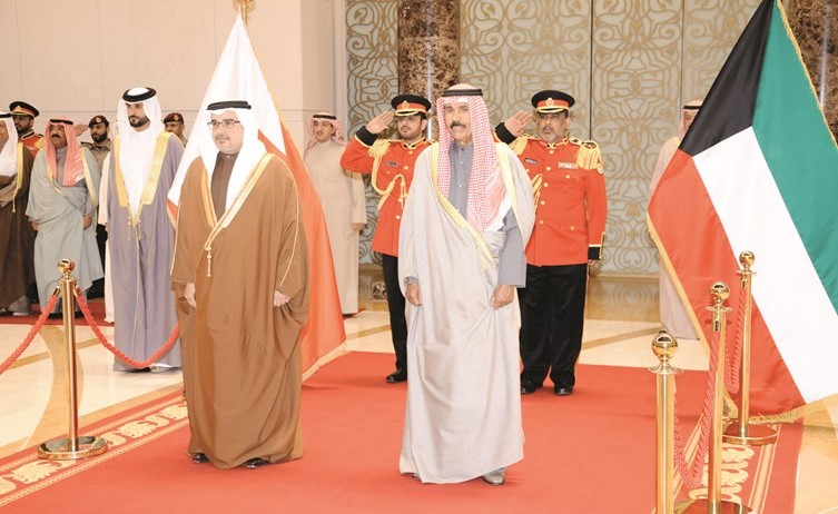 سمو ولي العهد الشيخ نواف الأحمد مستقبلا صاحب السمو الملكي الأمير سلمان بن حمد آل خليفة لدى وصوله الى البلاد ﻿
