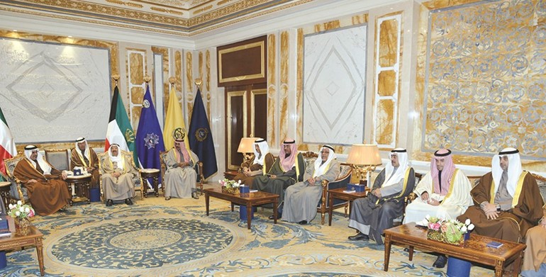 صاحب السمو الأمير الشيخ صباح الاحمد مستقبلا ولي عهد البحرين صاحب السمو الملكي الأمير سلمان بن حمد آل خليفة بحضور سمو ولي العهد الشيخ نواف الأحمد وسمو رئيس الوزراء الشيخ جابر المبارك والشيخ صباح الخالد والشيخ علي الجراح وأنس الصالح والشيخ محمد العبدالله﻿