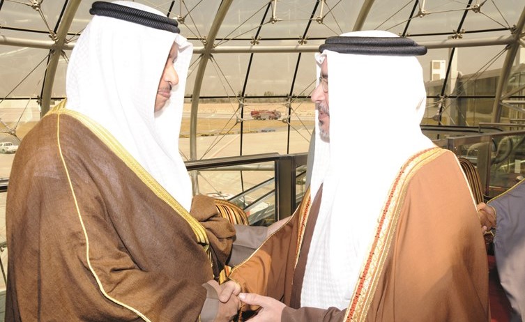 سمو رئيس الوزراء الشيخ جابر المبارك مصافحا ولي العهد البحريني ﻿