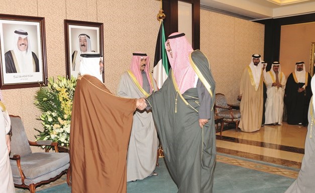 الشيخ صباح الخالد مصافحا صاحب السمو الملكي الأمير سلمان بن حمد آل خليفة ﻿