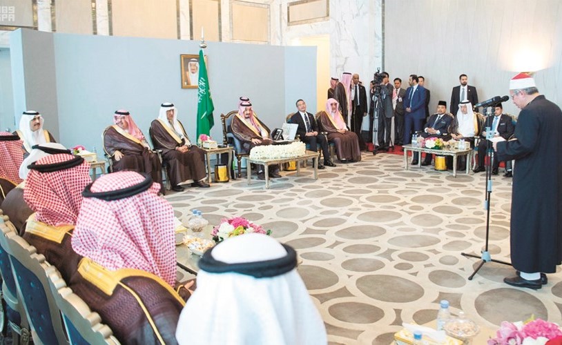 خادم الحرمين الشريفين مستقبلا أمس بماليزيا مفتي الولايات الماليزية وكبار الشخصيات الإسلامية الماليزية	(واس)﻿