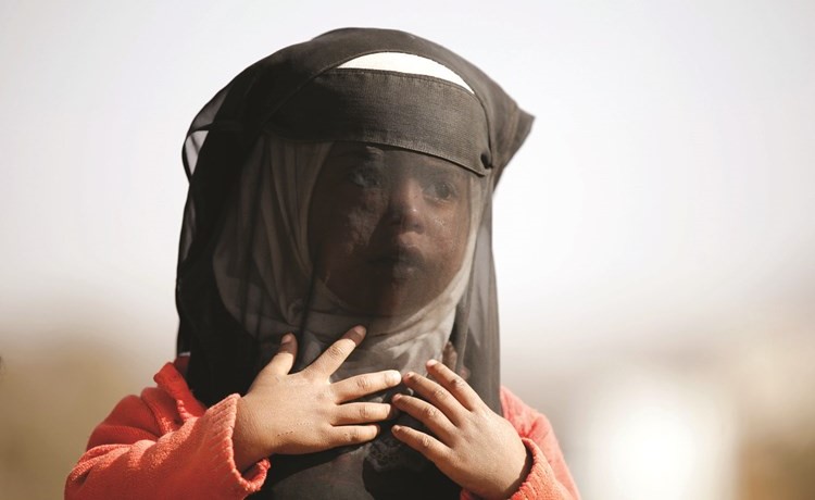 طفلة يمنية في مخيم للنازحين بالقرب من صنعاء أمس	(رويترز)﻿
