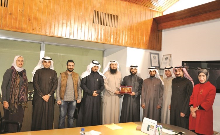 م.فيصل العتل وعدد من المهندسين يتلقون تكريم بنك الدم﻿