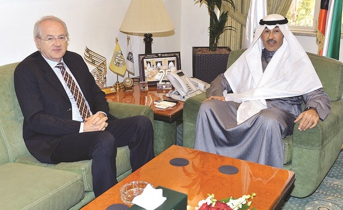 المحافظ الخالد مستقبلا السفير باباداكيس﻿