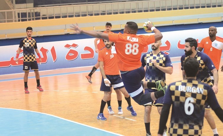 لاعب كاظمة سالم عبدالسلام يصوب على مرمى برقان ﻿