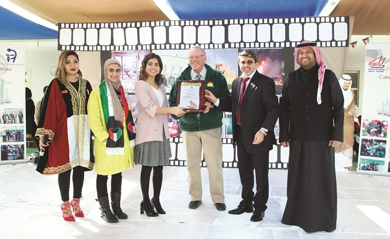 ممثلو بنك الخليج يتسلمون درعا تقديرية من مدرسة التربية النموذجية﻿