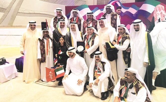 تكريم فرقة الجهراء للفنون الشعبية بعد مشاركتها في حفل سفارتنا في أبوظبي بمناسبة الأعياد الوطنية﻿