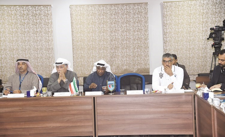 سعد الحوطي يستمع الى آراء مدربي النخبة ﻿