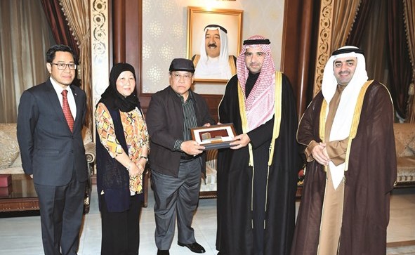 أمين سر مجلس الأمةورئيس بعثة الشرف النائب د.عودة الرويعي مكرما رئيس مجلس النواب الماليزي تان سري بانديكار بحضور السفير سعد العسعوسي ﻿