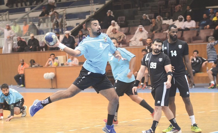 لاعب السالمية عبدالعزيز الزعابي يخترق دفاع القرين ﻿