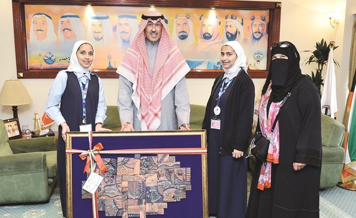 الشيخ فواز الخالد يتلقى هدية تذكارية من طالبات مدرسة فاطمة بنت أسد الثانوية﻿