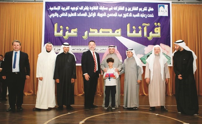 د.عبدالمحسن الحويلة مكرما احد الطلبة الفائزين في المسابقة ﻿