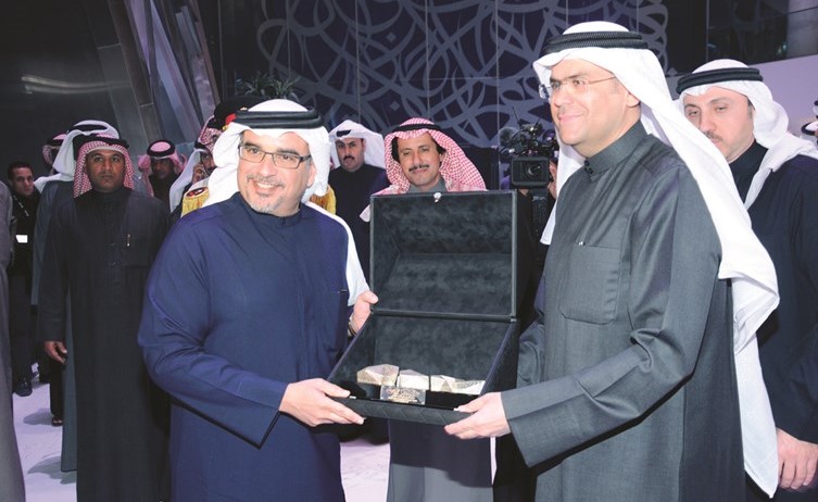 عبدالعزيز سعود اسحاق يقدم هدية تذكارية إلى صاحب السمو الملكي الأمير سلمان بن حمد﻿