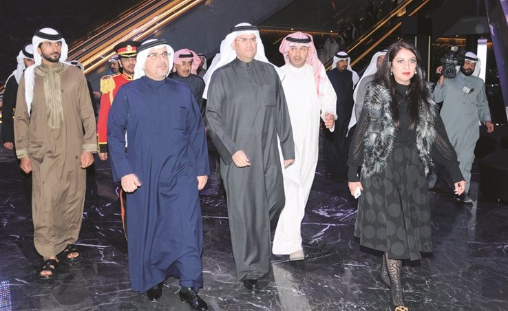 صاحب السمو الملكي الأمير سلمان بن حمد آل خليفة وعبدالعزيز اسحاق خلال الجولة في مركز جابر الأحمد الثقافي﻿