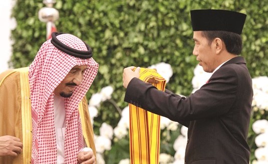 الرئيس الاندونيسي جوكو ويدودو مقلدا خادم الحرمين الشريفين الملك سلمان بن عبدالعزيز وسام نجمة الجمهورية في القصر الرئاسي بجاكرتا امس	(واس)﻿