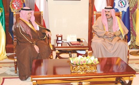 سمو ولي العهد الشيخ نواف الأحمد مستقبلا الشيخ خالد الجراح﻿