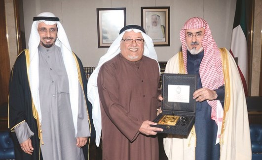 الشيخ علي الجراح خلال اللقاء مع د.محمد الطبطبائي ود.سليمان أبا الخيل﻿