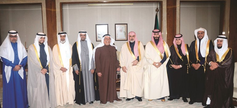 الشيخ علي الجراح مستقبلا د.محمد الطبطبائي ود.سليمان أبا الخيل والمشاركين في الملتقى الشرعي الأول للجنة استكمال الشريعة ﻿
