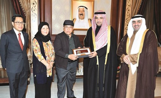أمين سر مجلس الأمةورئيس بعثة الشرف النائب د.عودة الرويعي مكرما رئيس مجلس النواب الماليزي تان سري بانديكار بحضور السفير سعد العسعوسي ﻿