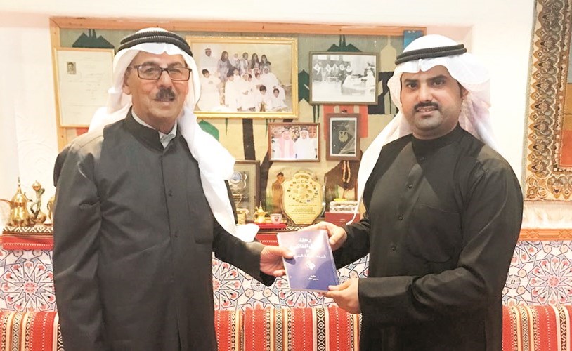 الشيخ مشعل المالك يتسلم الكتاب من حسين عبداللطيف﻿