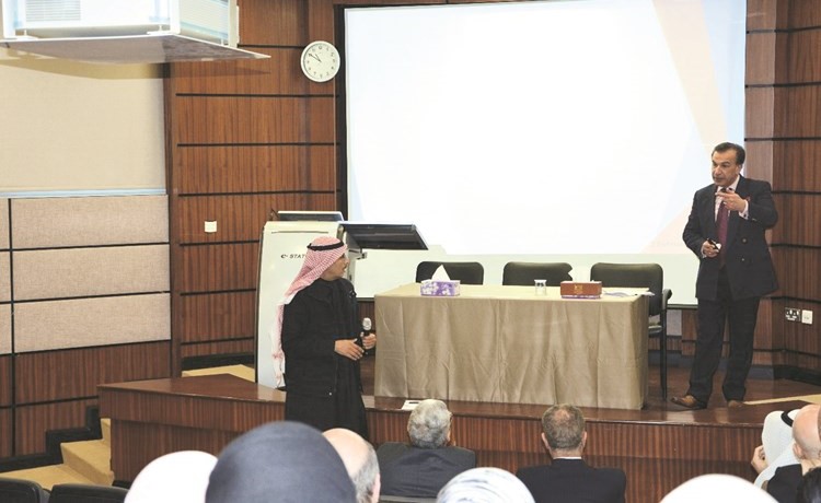 د.مروان العقيدي خلال المحاضرة﻿
