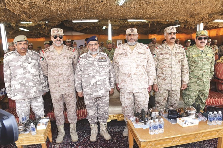 الفريق الركن طيار غانم بن شاهين الغانم والفريق الركن محمد الخضر والفريق الركن الشيخ عبدالله النواف والفريق الركن هاشم الرفاعي واللواء الركن خالد الصالح خلال التمرين