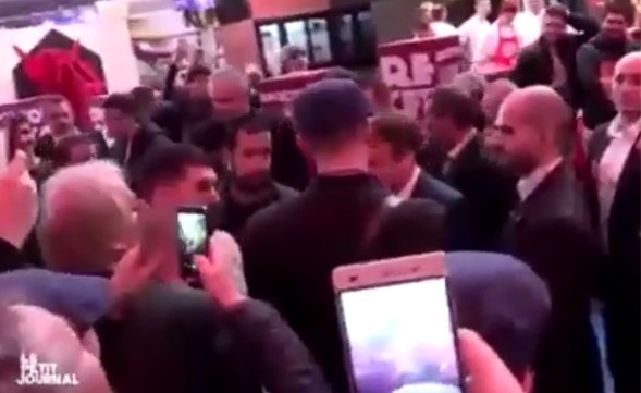بالفيديو.. مرشح لرئاسة فرنسا يتفاجأ بـ"بيضة" بمنتصف جبهته!