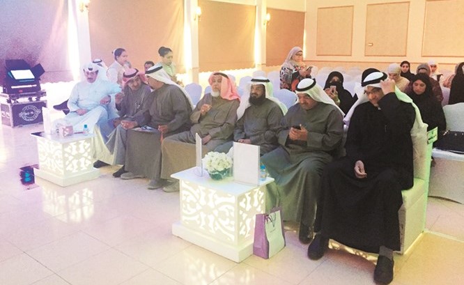 جانب من الحضور خلال متابعة فعاليات الصالون الأدبي﻿