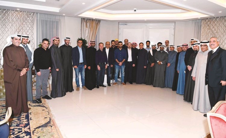 لقطة جماعية لموظفي ومديري البنك(محمد هاشم)﻿